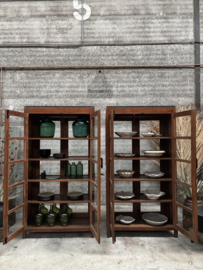 Oude vitrine schoolkasten voor en achterzijde deuren 148184