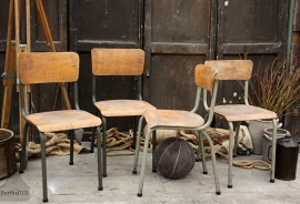 Diverse oude schoolstoelen (131935) verkocht