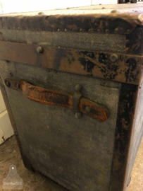 Oude koffer op wieltjes (140872) verkocht