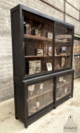 Antieke vitrinekast uit de jaren 20 30 met schuifdeuren 147454