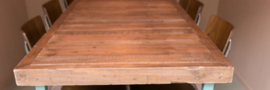 Hoge tafel turquoise met oud houten blad