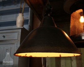 Oude geleefde fabriekslamp (130839)..verkocht