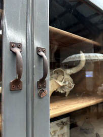 Hoge oude schoolkast (146498)....verkocht