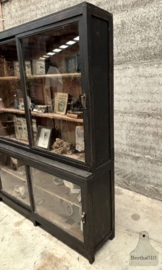 Antieke vitrinekast uit de jaren 20 30 met schuifdeuren 147454