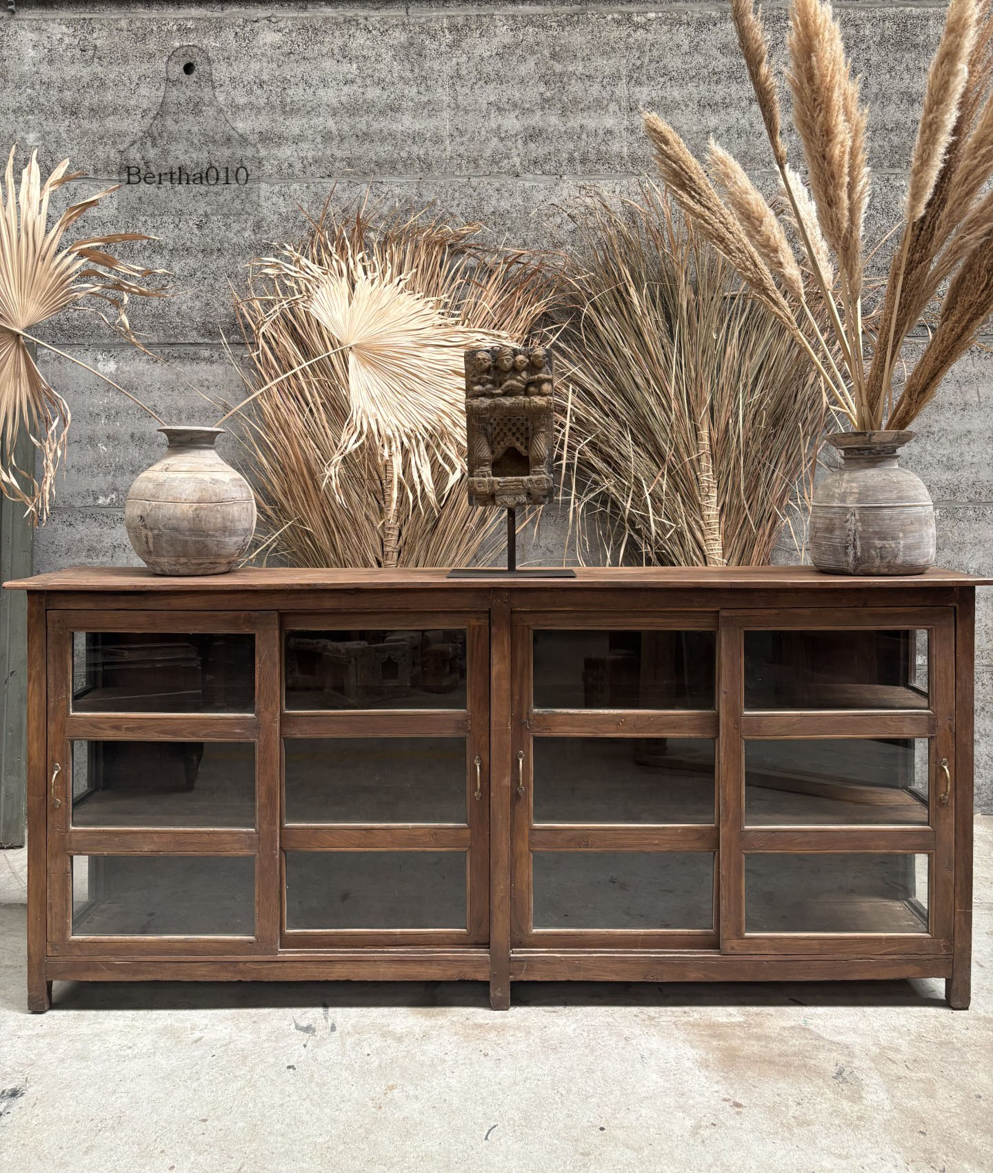 Prachtig oud dressoir  lengte 233 cm