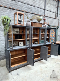 Oude schoolkast hoog en smal in twee delen (146849) 306 cm lengte verkocht