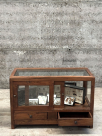 2 antieke winkelvitrine met schuifdeuren en lades 147751