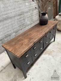 Stoer industrieel kookeiland dressoir uit oud Frans atelier 148033