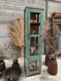 Hoge antieke vitrinekast in turquoise groen originele patina 148093 verkocht