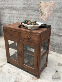 Unieke vitrine met oud gebobbeld glas, twee lades en aan 3 zijdes glas 147663