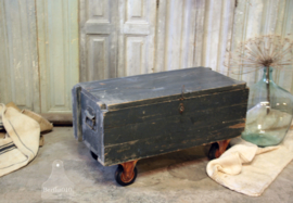 Oude kist op wielen ( 132658)....verkocht