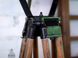 Oude theaterlamp op houten statief (136060)..verkocht