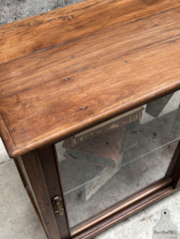 Antieke houten winkelvitrine met glazen schuifdeuren 148078