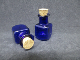 Glazen flesje vierkant blauw, 2,5 cm. hoog