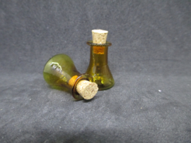 Glazen fles bruin smalle hals, 2,5 cm. hoog