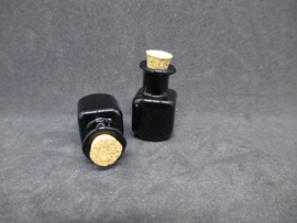 Glazen flesje vierkant zwart, 2,5 cm. hoog