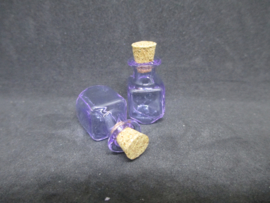 Glazen flesje vierkant, 2,5 cm. hoog lila