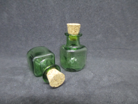 Glazen flesje vierkant groen, 2,5 cm. hoog