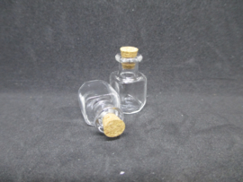 Glazen flesje vierkant, 2,5 cm. hoog