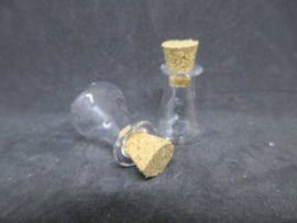 Glazen flesje smalle hals, 2,5 cm. hoog