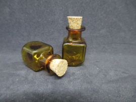 Glazen flesje vierkant bruin, 2,5 cm. hoog