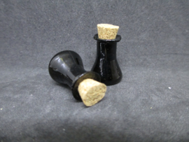 Glazen flesje zwart smalle hals, 2, 5 cm. hoog