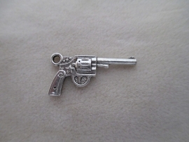 Antiek zilver kleurig pistooltje 24 x 12 mm.