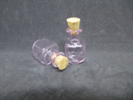 Glazen flesje vierkant roze, 2,5 cm. hoog