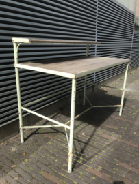 Industriële werkbank met opstand.