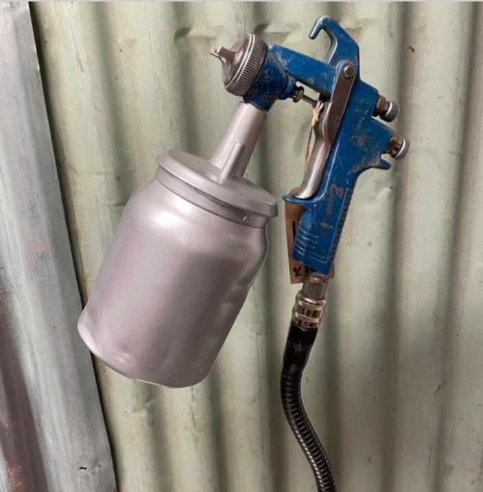 Industriële autospuiterij beker als lamp