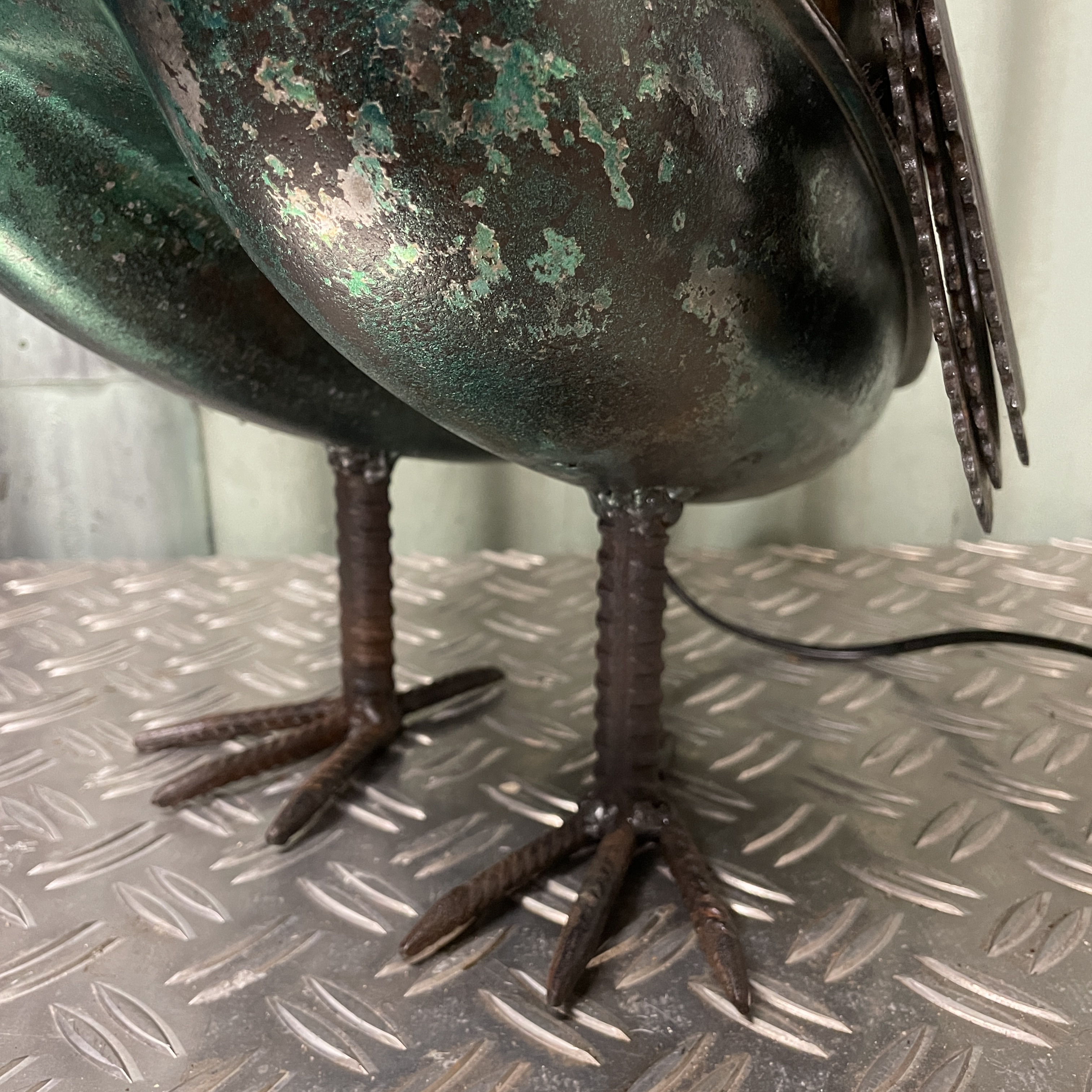 Metalen vogel gemaakt van Puch bromfietstank.