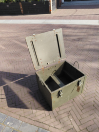 Oude munitiekist uit het leger - speelgoedkist