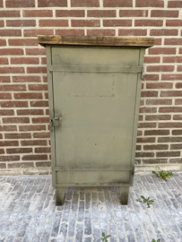 Vintage industrieel ijzeren werkplaatskast