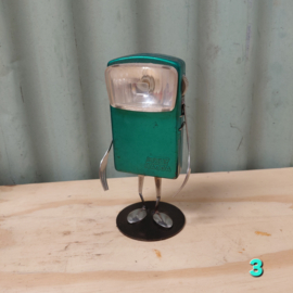 Robotje gemaakt van oude zaklantaarn upcycling duurzaamheid