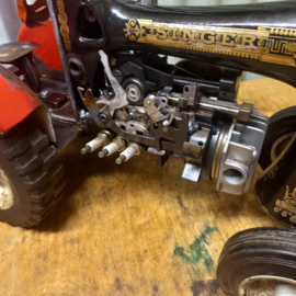 Metalen tractor - Singer naaimachine - metal art - handgemaakt