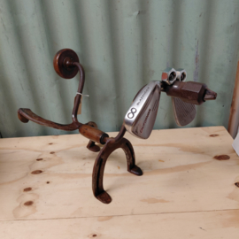 Hond gemaakt van oude houtboor-golfsticks-hoefijzers