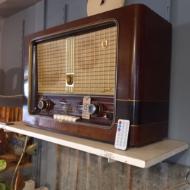 Vintage radio Philips omgebouwd naar bluetooth