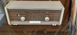 Vintage radio omgebouwd naar bluetooth