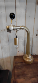 Industriële lamp van oude biertap - bierpomp