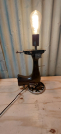 Lamp gemaakt van oude naaimachine.