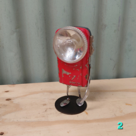 Robotje van ouwe zaklamp - upcycling duurzaamheid