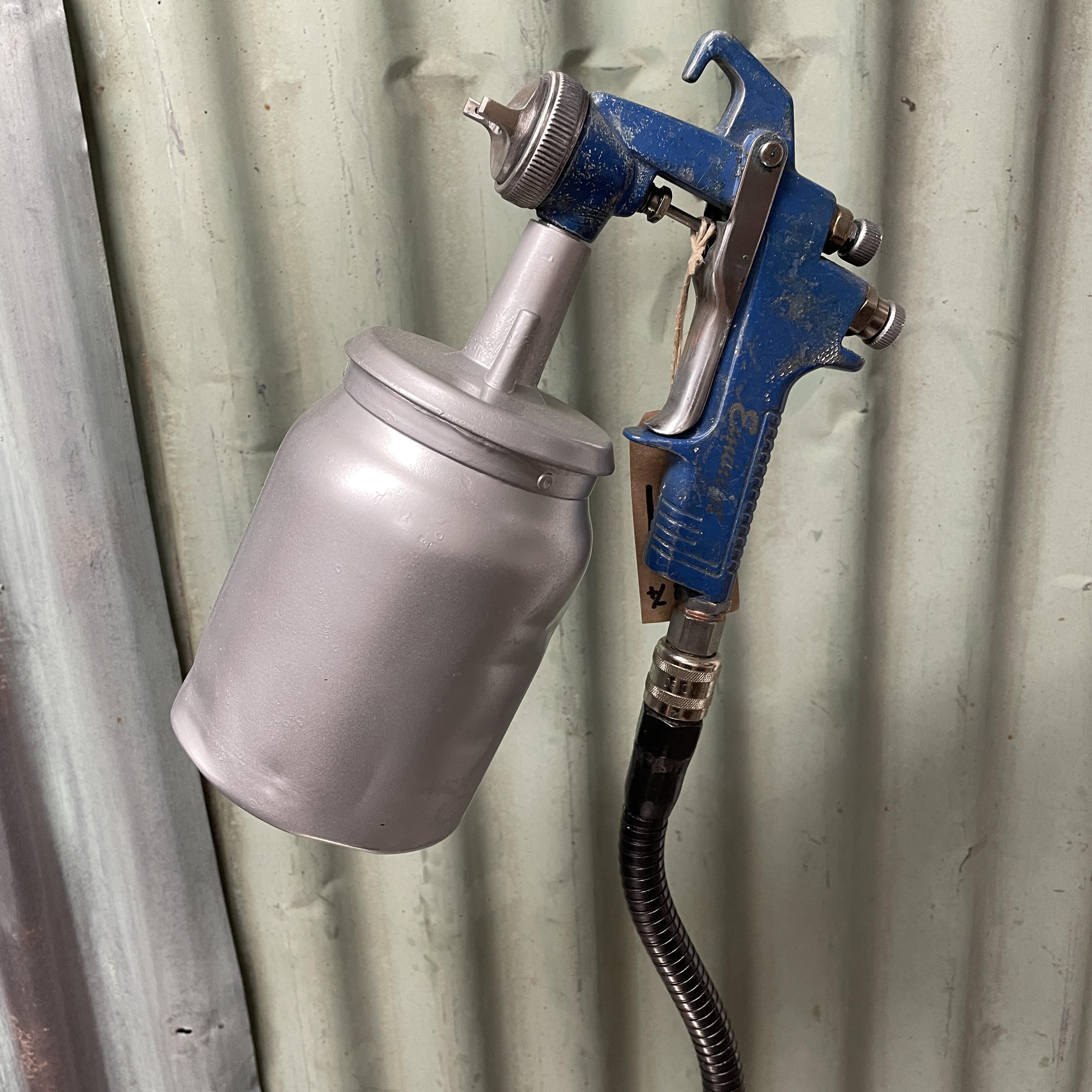 Industriële verfspuit als lamp
