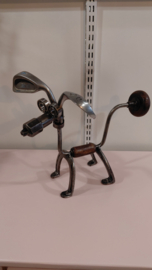 Industriële hond gemaakt van oude zaag en hoefijzers