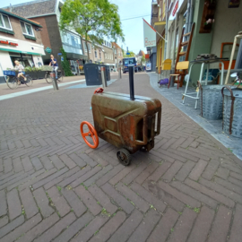 metalen tractor van oude jerrycan - upcycling