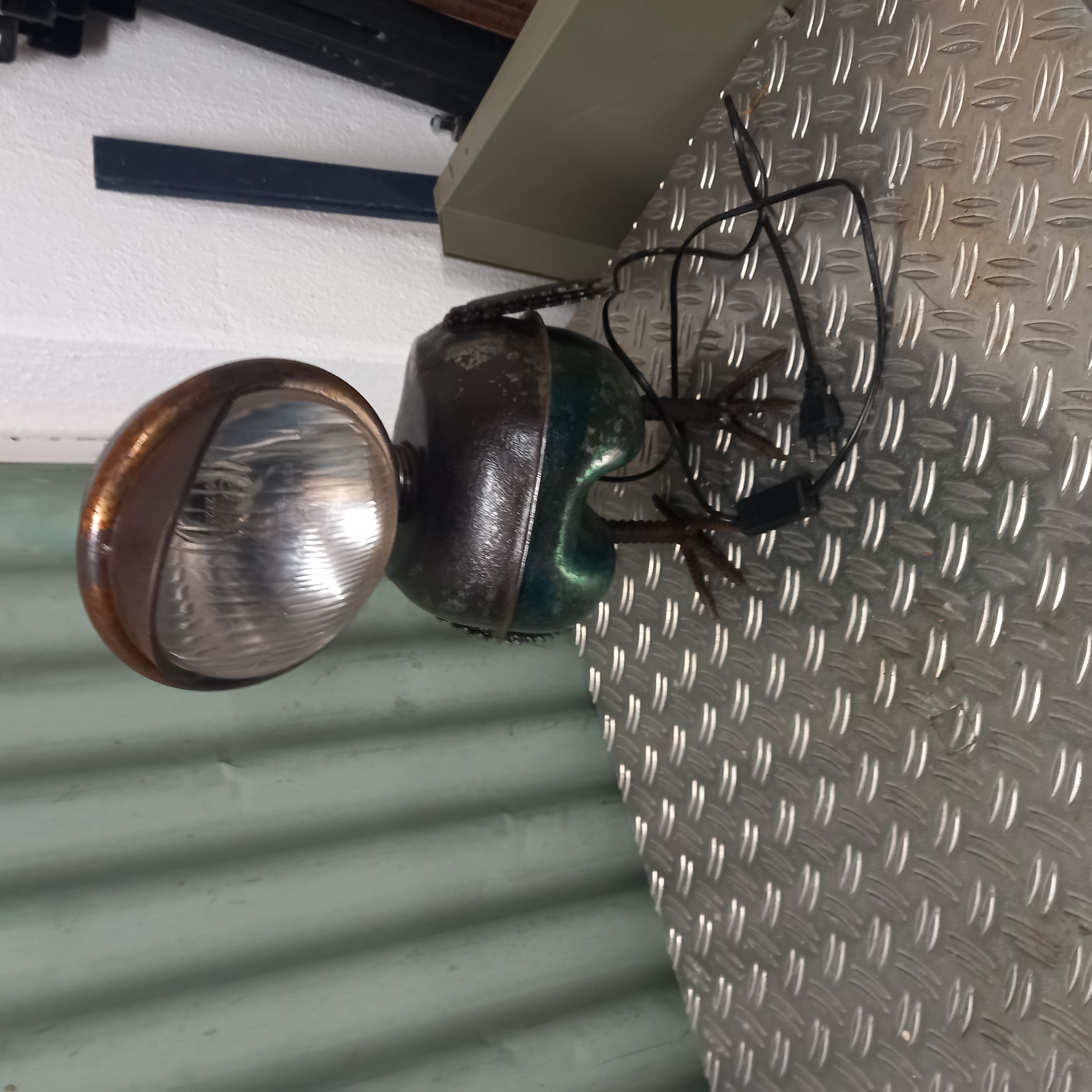 Vintage bromfietstank  als vogel lamp