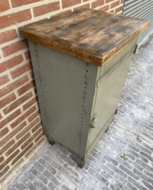 Vintage ijzeren kastje met houten werkblad.