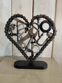 Metalen hart gemaakt van motorfiets ketting.