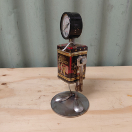Robotje gemaakt van oude zaklantaarn upcycling duurzaamheid