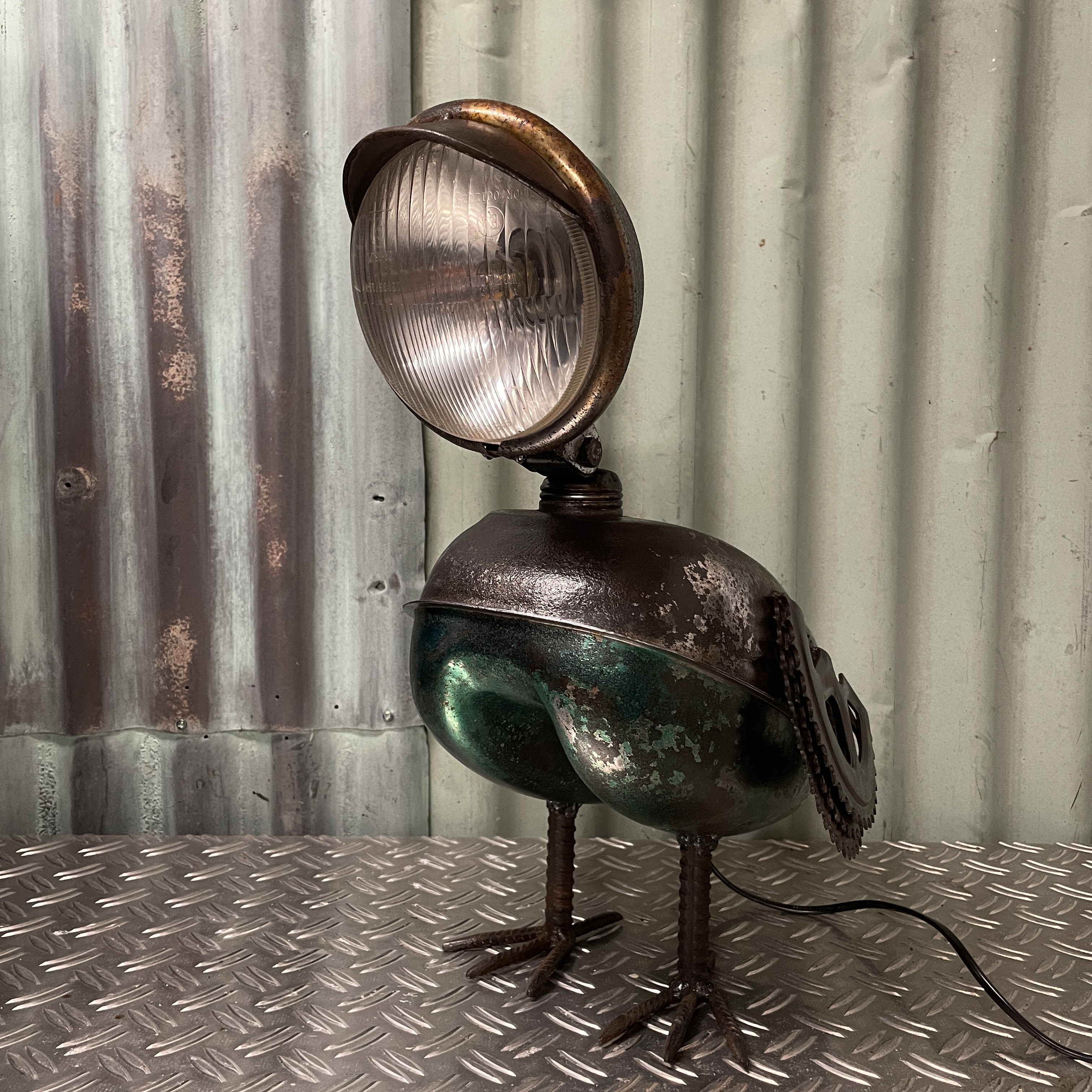 Metalen vogel gemaakt van Puch bromfietstank.