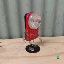 Robotje van ouwe zaklamp - upcycling duurzaamheid